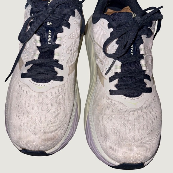 Hoka One One Shoes - Hoka ladies size 7B One Arahi 5 Womens White/Silver/Lavender Running Shoes